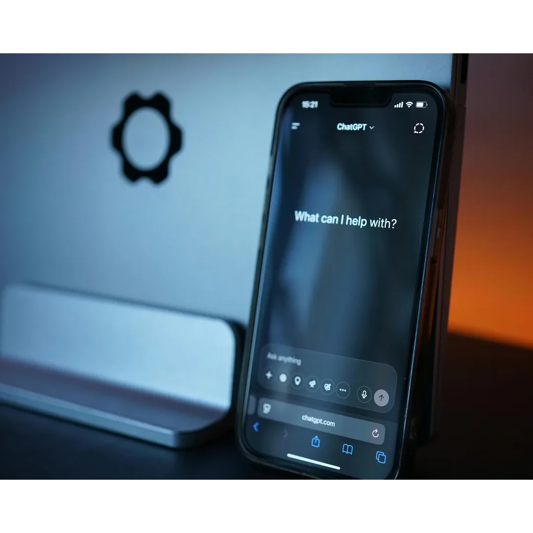 Enterprise AI & Sovereign GPT-Lösungen für Unternehmen mit InnoShore Schwarzes Smartphone auf einem Tisch, Bildschirm zeigt Sprachassistenten-Funktion.