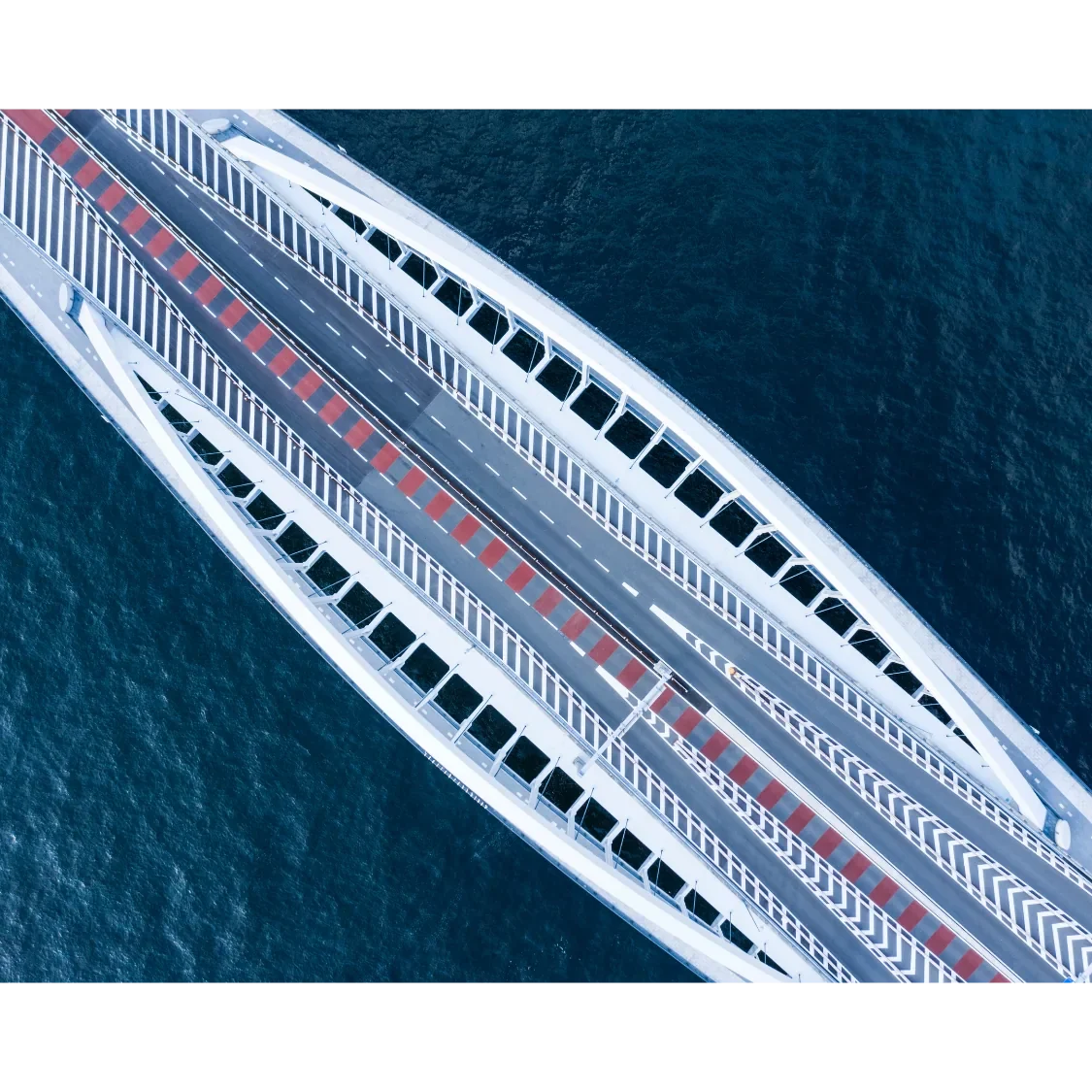 InnoShore: Ihr IT-Partner verbindet digital. Moderne Brücke als Symbol für InnoShore als IT-Partner, der Unternehmen digital verbindet und Wege über das Meer schafft.