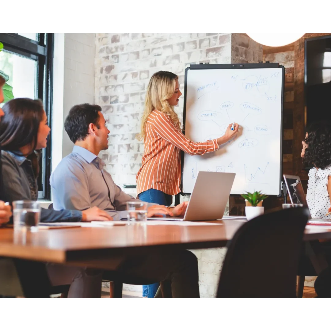Software nach Maß für Ihren Geschäftserfolg Individuelle Softwareentwicklung: Team bei der Konzeption einer maßgeschneiderten Softwarelösung